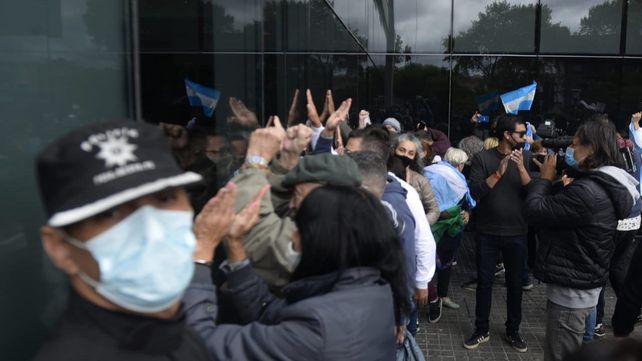 Vecinos y familiares, entre la bronca con el resultado de la audiencia y el pedido de liberación