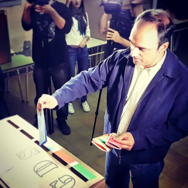 Las autoridades y precandidatos se acercan a las urnas