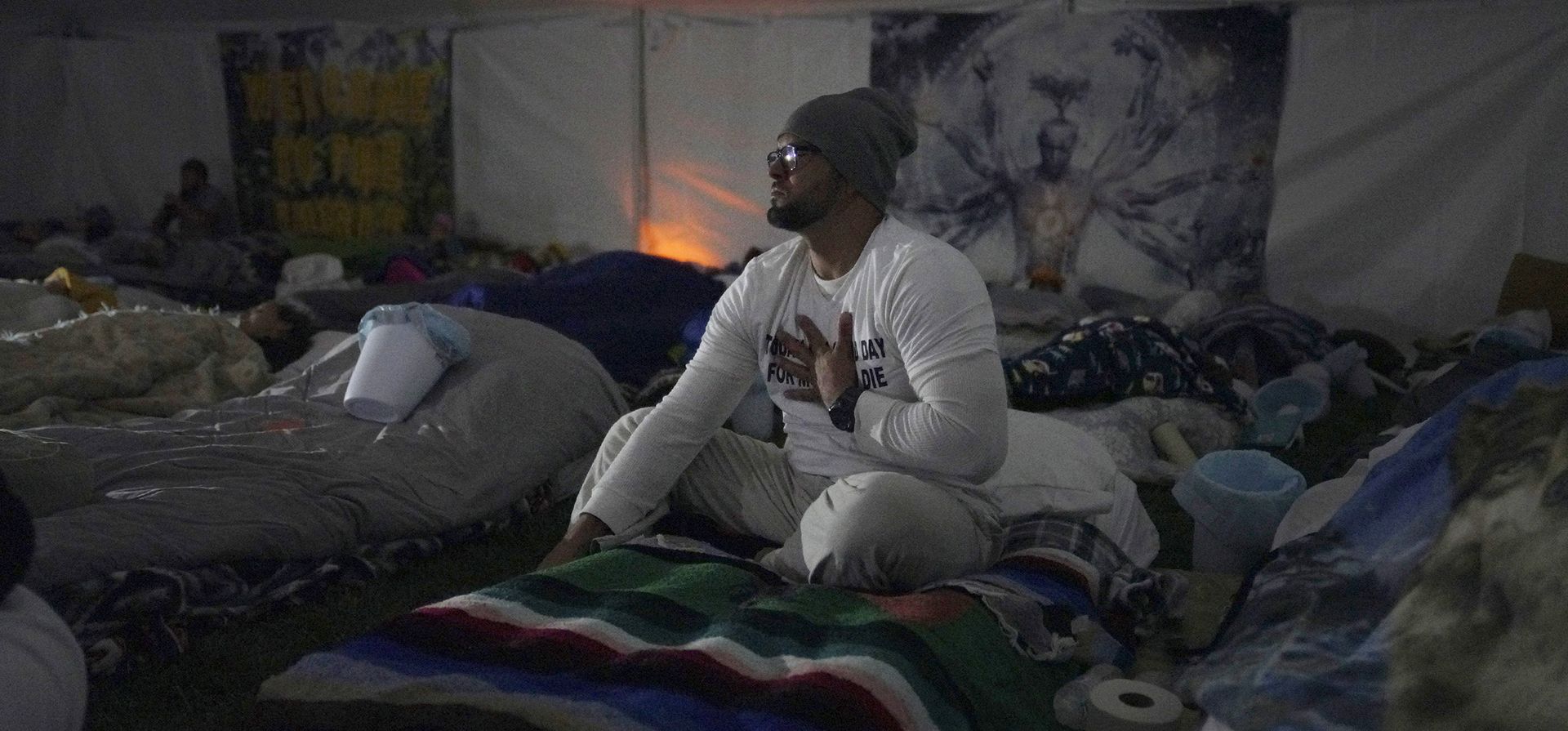 Diwaldo Salado, un participante del retiro, se sienta en un colchón de aire durante una sesión de respiración antes del comienzo de una ceremonia de ayahuasca de la Iglesia Hummingbird, el viernes 14 de octubre de 2022, en Hildale, Utah. La creciente demanda de ayahuasca ha estimulado la formación de cientos de grupos como Hummingbird en los EE. UU. (AP Photo/Jessie Wardarski)