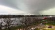 Se hizo de noche en la ciudad y llegaron las tormentas anunciadas: lluvia torrencial, granizo y actividad eléctrica