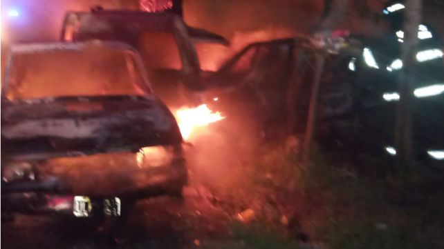 El incendio de cuatro vehículos se produjo en la zona de Colombres al 1600.