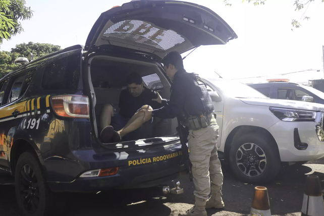El narcotraficante Jorge Adalid Granier Ruiz fue transportado por la Policía federal rodoviaria a la sede de PF en Campo Grande.&nbsp;