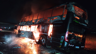 Se incendió un colectivo de larga distancia en la autopista a Buenos Aires