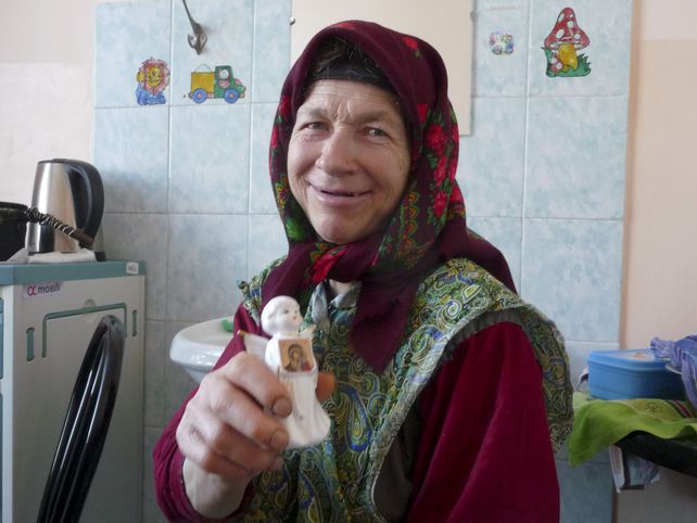 Otro mundo. Agafia Lykova en la casa que construyó su padre hace décadas. (AP)