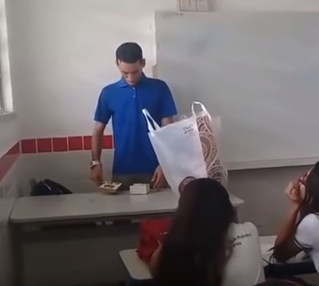 Maestro llevaba dos meses sin cobrar y sus alumnos le dieron una sorpresa Maestro llevaba dos meses sin cobrar y sus alumnos le dieron una sorpresa