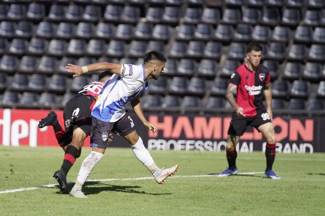El segundo. Esteban Fernández ya aplicó el cabezazo que viaja a la red para el 2-0.