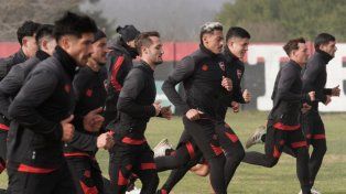Los jugadores de Newells trotan en Bella Vista.