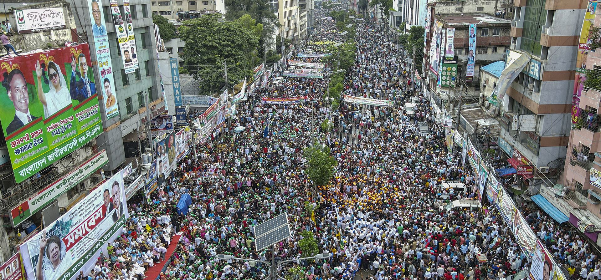 Partidarios del Partido Nacionalista de Bangladesh (BNP) se manifiestan en Dhaka, Bangladesh, el miércoles 12 de julio de 2023. El principal partido de oposición del país exigió que la primera ministra Sheikh Hasina renuncie antes de las elecciones de 2024 para garantizar elecciones libres y justas. (Foto AP/Mahmud Hossain Opu) Partidarios del Partido Nacionalista de Bangladesh (BNP) se manifiestan en Dhaka, Bangladesh, el miércoles 12 de julio de 2023. El principal partido de oposición del país exigió que la primera ministra Sheikh Hasina renuncie antes de las elecciones de 2024 para garantizar elecciones libres y justas. (Foto AP/Mahmud Hossain Opu)