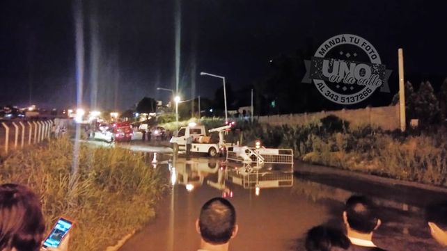 Una camioneta con una familia a bordo cayó en un pozo, en calle Rondeau