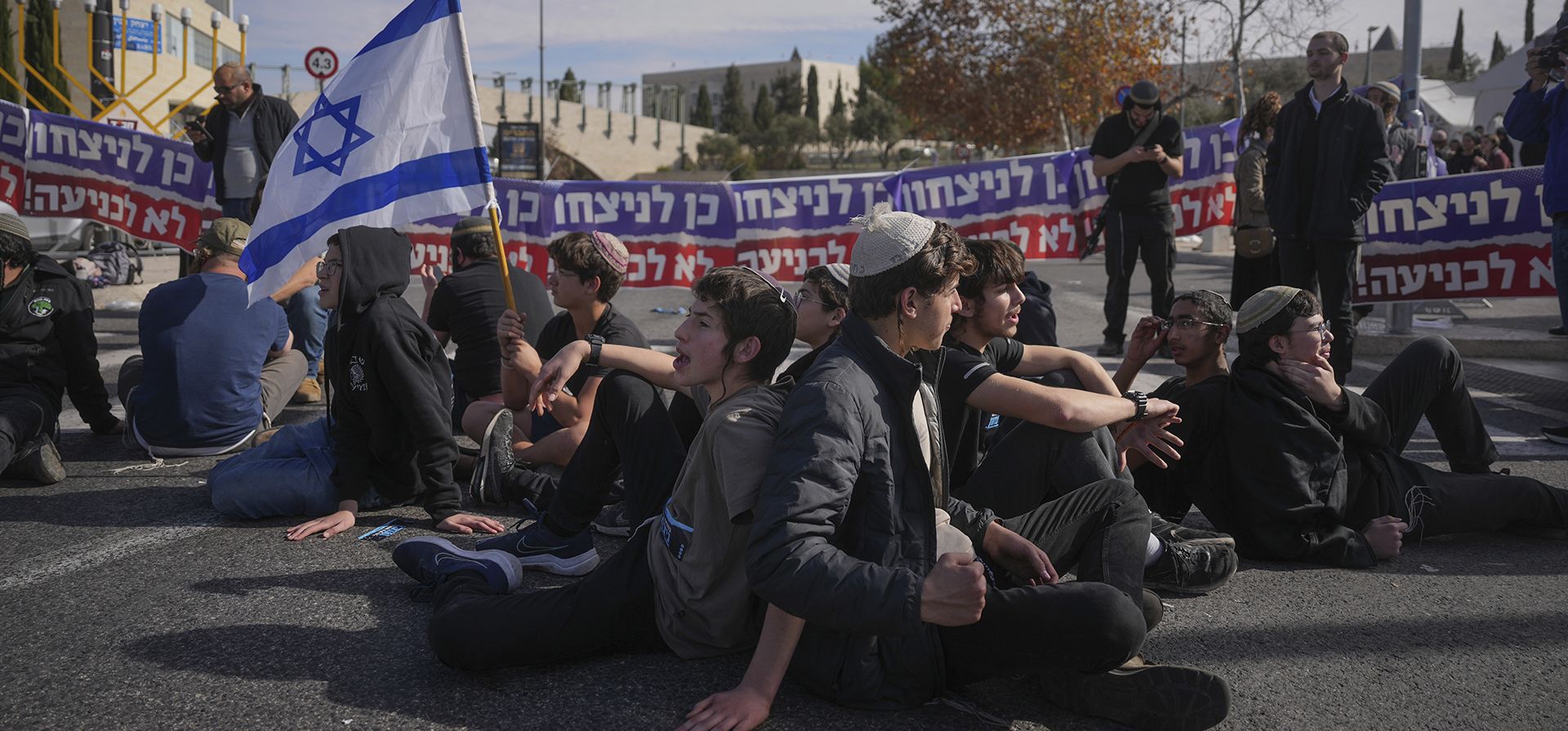 Activistas que representan a las familias de los israelíes que murieron durante la guerra en Gaza bloquean una carretera durante una protesta contra el acuerdo de alto el fuego entre Israel y Hamás en Jerusalén el jueves 16 de enero de 2025. (Foto AP/Ohad Zwigenberg) Activistas que representan a las familias de los israelíes que murieron durante la guerra en Gaza bloquean una carretera durante una protesta contra el acuerdo de alto el fuego entre Israel y Hamás en Jerusalén el jueves 16 de enero de 2025. (Foto AP/Ohad Zwigenberg)