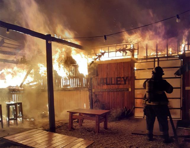 Efectivos de Bomberos Zapadores&nbsp; trabajan en el bar de zona norte