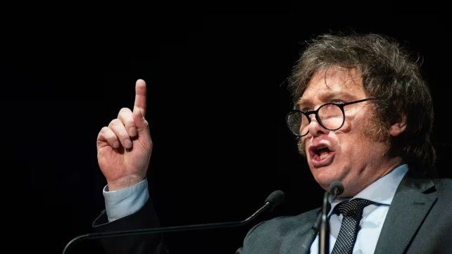 Milei responsabilizó al fallecido ex ministro de Salud y al ex presidente por la cuarentena más cavernícola de la historia.