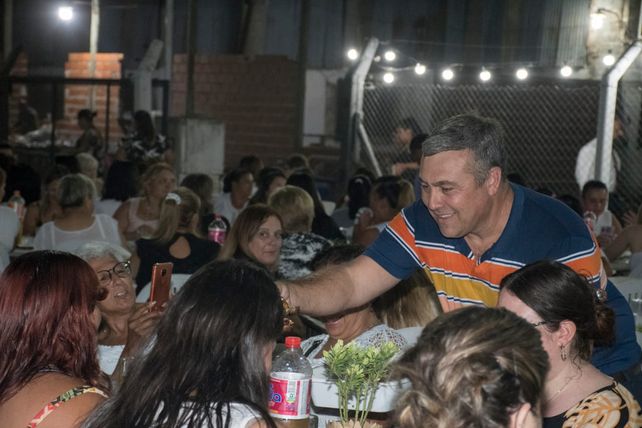 En el club Timbuense. El jefe comunal pasó a saludar en la cena.