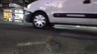 Trampa para desprevenidos. La esquina de Maipú y Santa Fe presenta defectos en el asfalto, que ocasionaron un bache difícil de sortear.