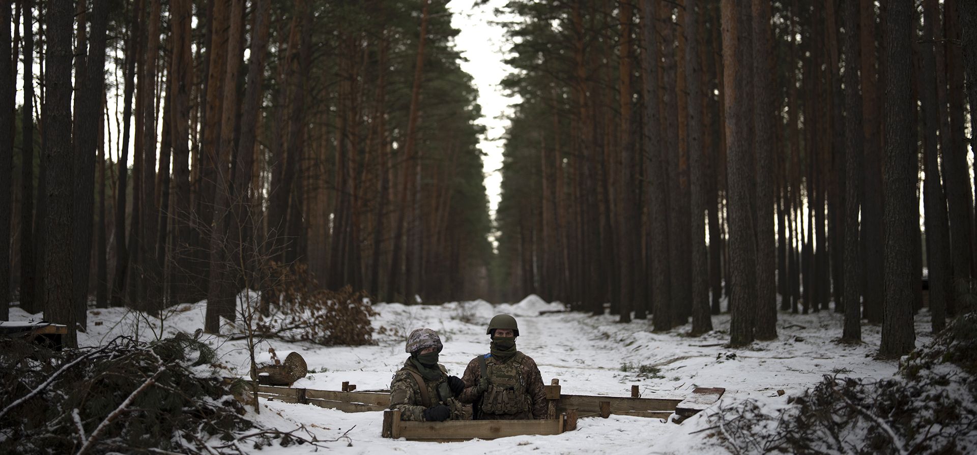 Militares ucranianos en una posición cerca de la frontera con Bielorrusia, Ucrania, el miércoles 1 de febrero de 2023. (Foto AP/Daniel Cole) Militares ucranianos en una posición cerca de la frontera con Bielorrusia, Ucrania, el miércoles 1 de febrero de 2023. (Foto AP/Daniel Cole)