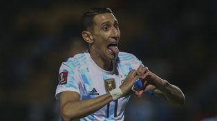 Marca registrada. Angelito Di María celebra un gol “dibujando” un corazón con las manos en tributo a su familia.