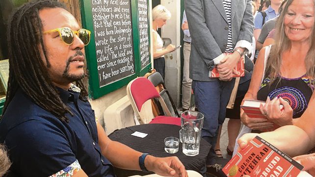 Descuido.El escritor Colson Whitehead charla en Par&iacute;s con sus lectores.&nbsp;