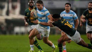 Juan Cruz Mallía corre hacia el ingoal de Sudáfrica y lo tacklea Sacha Feinberg-Mngomezulu , la figura del campeón ante Los Pumas.
