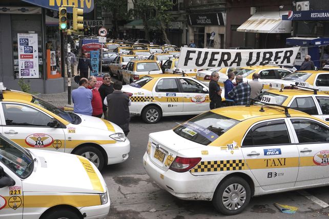 Los taxistas montevideanos protestan en el centro por el desembarco de los taxis informales. (NA)