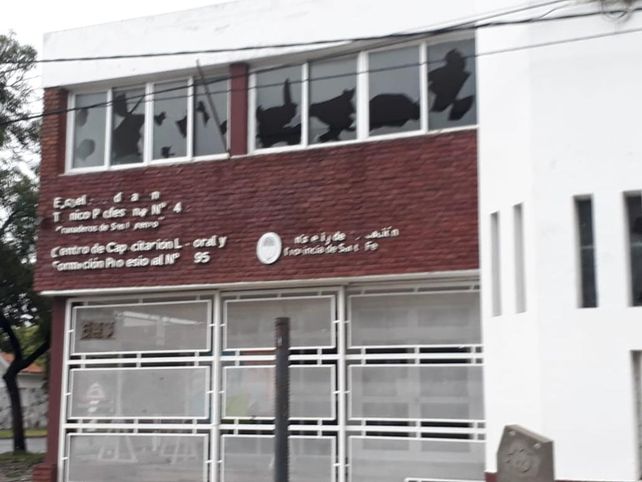 La Escuela Técnica 643 sufrió la rotura de vidrios que dan al frente como así también otros establecimientos educativos.
