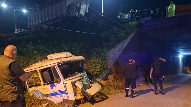 Choque de camiones en la autopista. La cabina de uno de los camiones cayó sobre la prolongación de calle Oroño