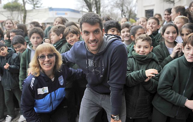 El nadador junto a la entrenadora Mónica Gherardi.