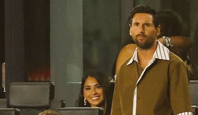 Lionel Messi siguió el partido desde la platea junto a la atenta mirada de su esposa.