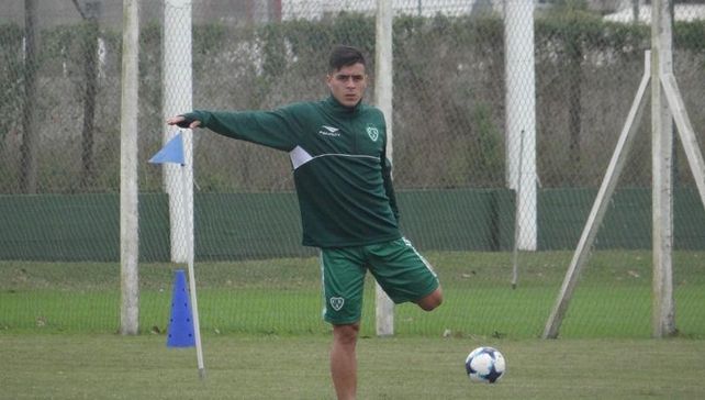 Se quiere poner la camiseta rojinegra