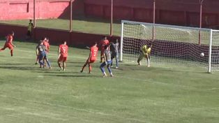 El cabezazo de Facundo Aronna ya está en la red y es el empate de Argentino ante Cambaceres. Después llegaría el segundo albo pero se lo igualaron en el complemento.