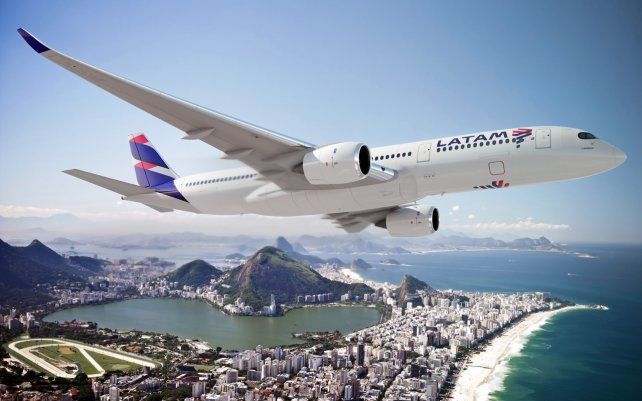 Un avión de LATAM sobrevuela la ciudad de Rio de Janeiro.