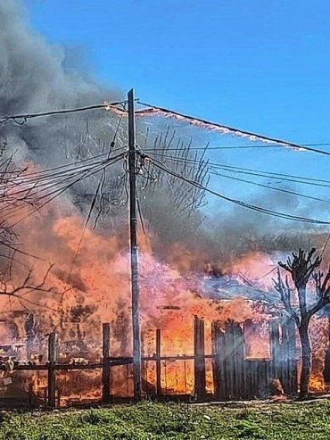 Concordia: las llamas consumieron una vivienda de madera y chapas en Villa Adela