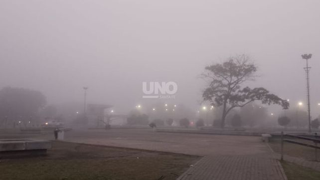 La ciudad de Santa Fe atrapada en una densa niebla: qué es este fenómeno y por qué se forma