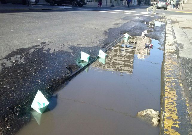 Un original reclamo por un gran charco en pleno centro