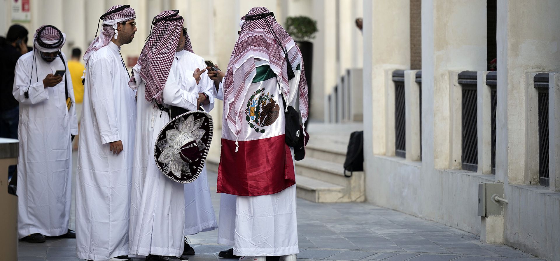 Aficionados de México ataviados con la ropa tradicional árabe en Doha, Qatar, el viernes 25 de noviembre de 2022. (Foto AP/Eugene Hoshiko)