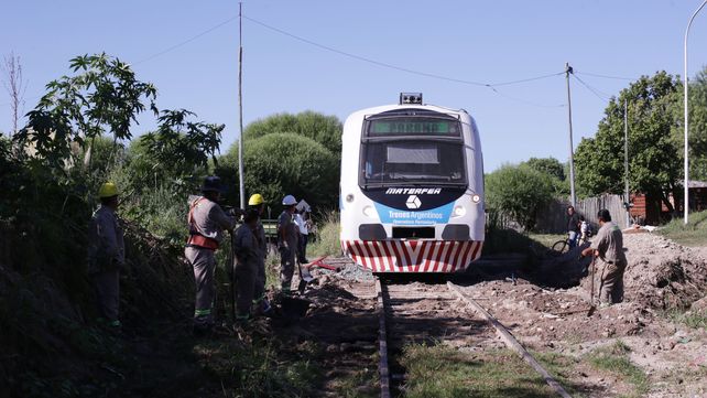 Minutos antes de que el tren pase los operarios deben suspender los trabajos y quitar las herramientas de las vías