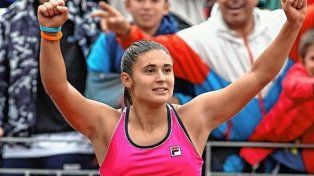 Julia Riera, en un año de gran crecimiento, avanza en el WTA 125 de Montevideo.