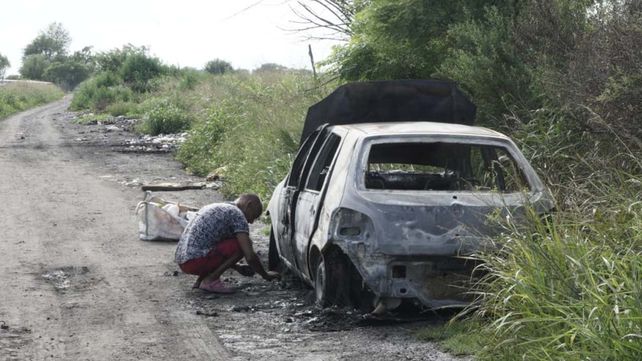 El vehículo quedó destruido por las llamas. Los investigadores trabajan para confirmar si se utilizó en el crimen de barrio Acindar.&nbsp;