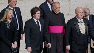 Javier Milei llegó al Vaticano acompañado por su hermana Karina y el ministro Guillermo Francos, entre otros.