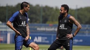 Ángel Di María junto a Neymar en PSG. Fideo manifestó su sueño de volver a jugar con su amigo, pero sólo es un deseo. La dirigencia piensa en otros temas.