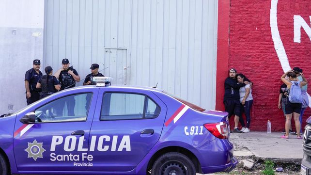 Efectivos policiales en la fábrica ubicada en Moreno al 3700