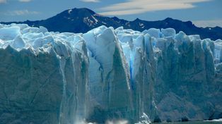 El glaciar Perito Moreno comenzó ayer a romperse y ya llegan turistas para verlo
