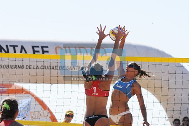 En la Costanera santafesina, la Selección Femenina de Beach Vóley clasificó a Londres