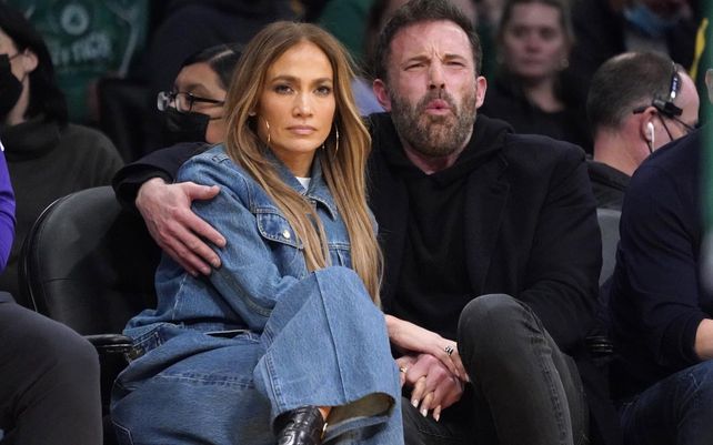 Jennifer Lopez y Ben Affleck asisten a un juego de baloncesto de la NBA entre Los Angeles Lakers y Boston Celtics, el martes 7 de diciembre de 2021 en Los Ángeles. Foto: AP 