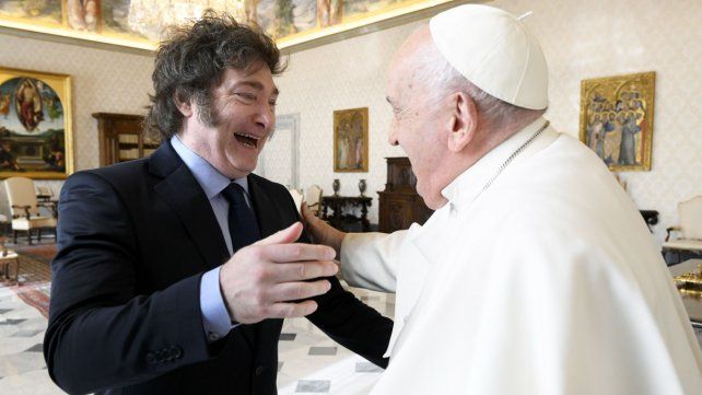 El Papa Francisco y Javier Milei se mostraron distendidos durante la sesión fotografica en la Biblioteca del Vaticano.&nbsp;
