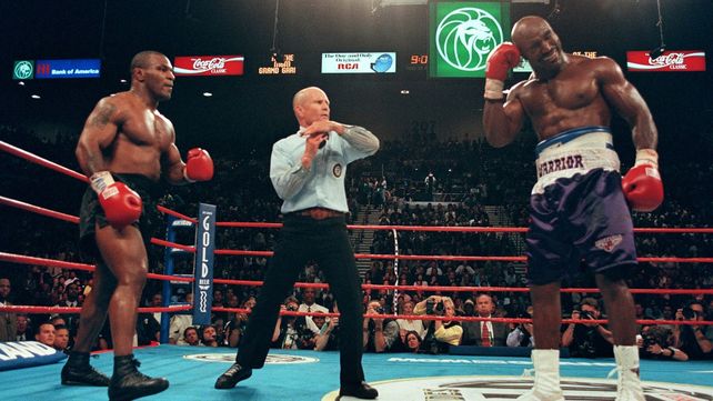 Durante el tercer round, Tyson mordió a Holyfield en la oreja en dos ocasiones.