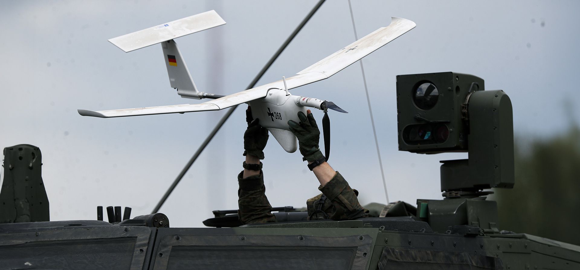 Un soldado sostiene un dron sobre un vehículo militar de la OTAN durante un ejercicio militar en el campo de entrenamiento en Pabrade, a unos 60 km al norte de la capital Vilnius, Lituania, el lunes 26 de junio de 2023. (Foto AP/Mindaugas Kulbis ) Un soldado sostiene un dron sobre un vehículo militar de la OTAN durante un ejercicio militar en el campo de entrenamiento en Pabrade, a unos 60 km al norte de la capital Vilnius, Lituania, el lunes 26 de junio de 2023. (Foto AP/Mindaugas Kulbis )