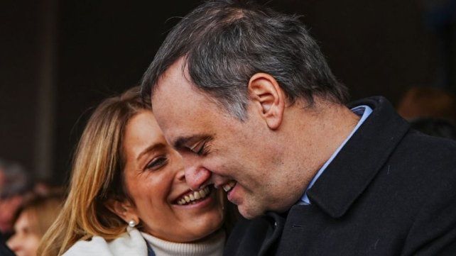 Manuel Adorni y su esposa se acogen a la inocencia fiscal pero aseguran que no declararán dólares