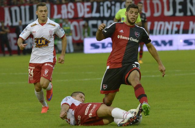 El lateral zurdo rojinegro no se fue bien del Parque Independencia.
