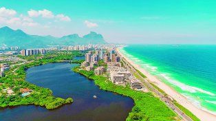El lugar se encuentra sobre las costas del Óceano Atlántico y tiene paisajes de playas, lagunas y amplios espacios verdes.