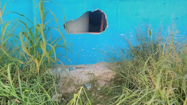 Con tiempo. Los delincuentes aprovecharon el terreno baldío de atrás para romper la pared.